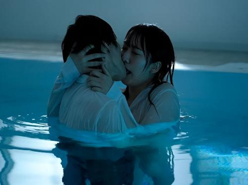 和女友被困在游泳馆