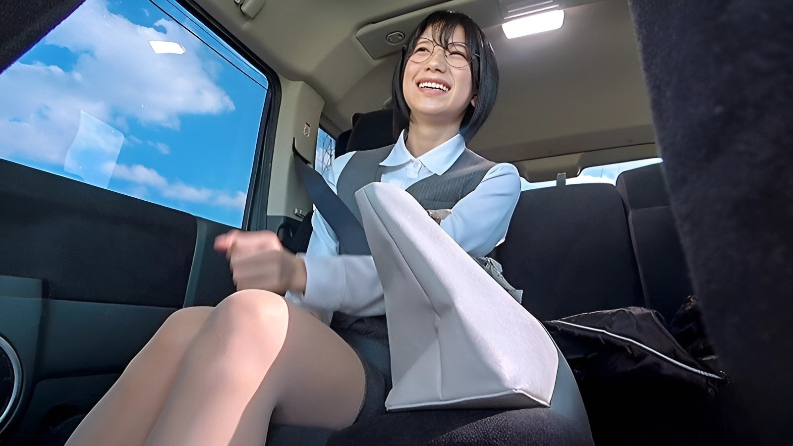 APAK-251 Natanggap ng babaeng sekretarya at ng driver ang numero
